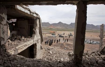 من آثار الهجوم الانتحاري على قاعدة صحراوية مترامية الأطراف في شرق أفغانستان يوم أمس السبت .