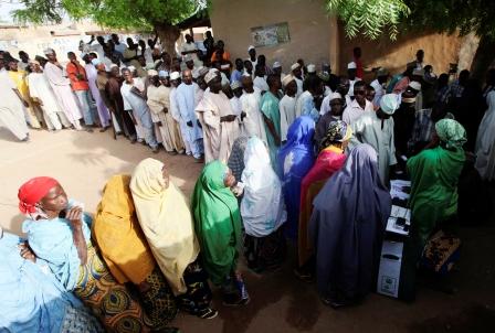 أعداد كبيرة من الناخبين يدلون بأصواتهم في انتخابات الرئاسة في نيجيريا يوم أمس السبت