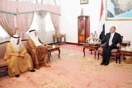الرئيس لدى استقباله أمين عام مجلس التعاون الخليجي الدكتور عبد اللطيف بن راشد الزياني أمس