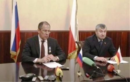 وزير الخارجية الروسي سيرجي لافروف (الى اليسار) خلال مؤتمر صحفي مع زعيم اوسيتيا الجنوبية .