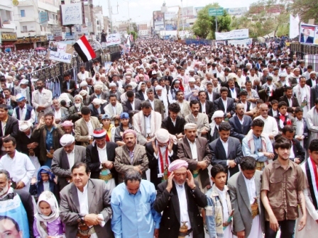 جموع من المواطنين يؤدون صلاة الجمعة في ميدان التحرير أمس