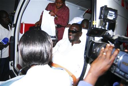 زعيم المعارضة كيزا بيسيجي أثناء نقله إلى مستشفى في نيروبي