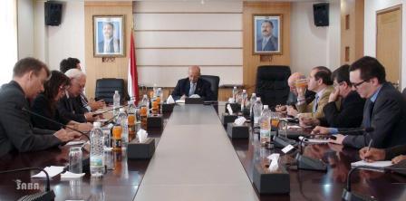 د. القربي لدى لقائه سفراء الاتحاد الأوروبي أمس