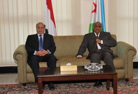 نائب الرئيس لدى وصوله جيبوتي وفي استقباله رئيس مجلس الوزراء الجيبوتي