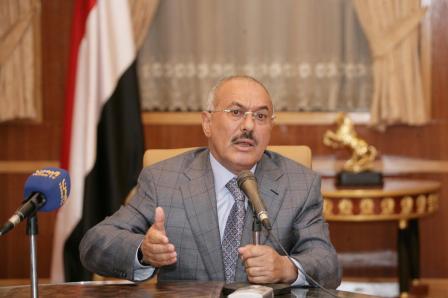 رئيس الجمهورية يلقي كلمته عقب توقيع ممثلي المؤتمر الشعبي العام وأحزاب التحالف الوطني الديمقراطي على المبادرة الخليجية أمس