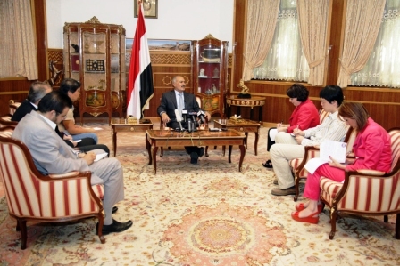 رئيس الجمهورية أثناء حديثه إلى  وسائل الإعلام الأجنبية في المؤتمر الصحفي أمس