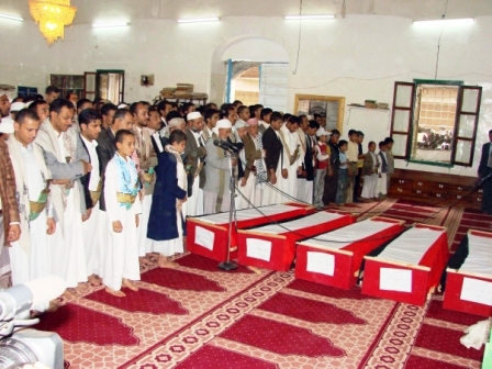 أثناء الصلاة على شهداء الواجب الذين قتلتهم عصابات أولاد الأحمر