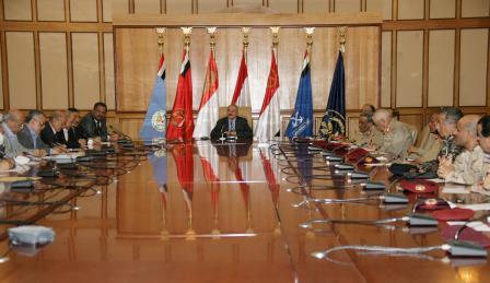 رئيس الجمهورية خلال ترؤسه الاجتماع الموسع لمجلس الدفاع الوطني وقادة القوات المسلحة والأمن