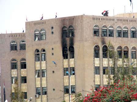 مبنى وكالة الأنباء اليمنية سبأ ويظهر عليه الدمار  إثر هجوم عصابات أولاد الأحمر