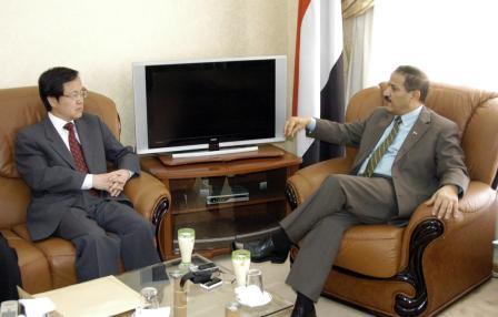 هشام شرف لدى لقائه سفير جمهورية الصين الشعبية أمس