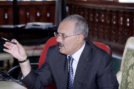 رئيس الجمهورية لدى لقائه ممثلي القطاع التجاري أمس