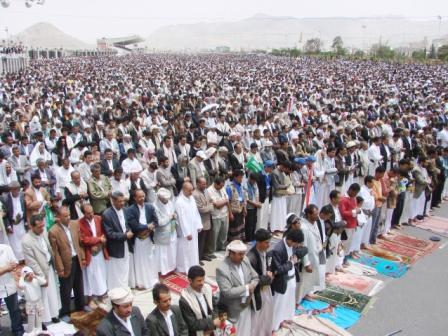 الملايين يؤدون صلاة الجمعة في الساحات والميادين العامة بصنعاء