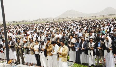 جانب من صلاة ومسيرة جمعة (الولاء لله والوطن والقائد) في صنعاء أمس