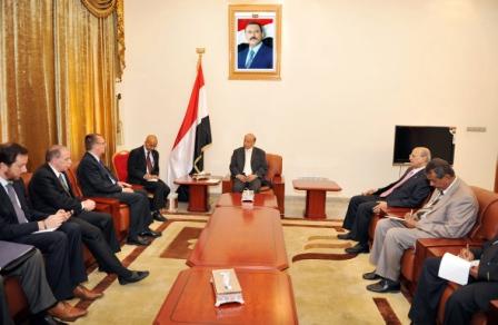 نائب الرئيس لدى استقباله مساعد وزيرة الخارجية الأمريكية أمس