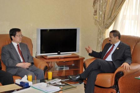 شرف لدى لقائه السفير الصيني أمس