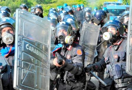 قوات من الشرطة الايطالية خلال محاولتها ايقاف رمي الحجارة والالعاب النارية علىالقطار السريع