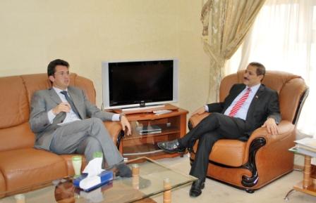 المهندس هشام شرف أثناء لقائه رئيس بعثة الاتحاد الأوروبي أمس