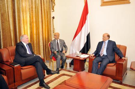 نائب الرئيس أثناء استقباله مساعد الرئيس الأمريكي لشئون مكافحة الإرهاب والأمن الداخلي أمس