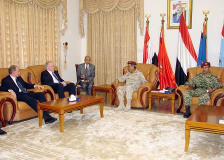 رئيس الأركان وقائد الحرس الجمهوري لدى استقبالهما مساعد الرئيس الأمريكي أمس