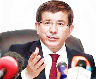 وزير الخارجية التركي احمد داود اوغلو في مؤتمر صحفي في أنقرة.