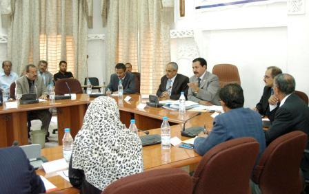 من اللقاء الموسع لأمين عام مجلس الوزراء مع ممثلي الوزارات والجهات والمصالح الحكومية المتضررة في حي الحصبة أمس