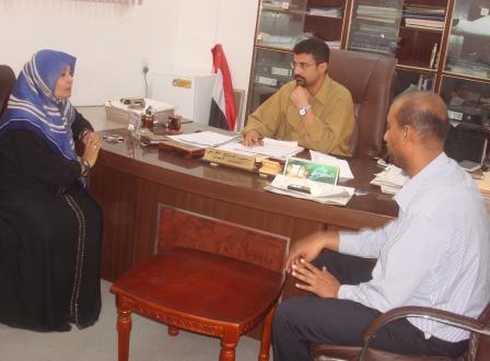 وكيل محافظة عدن لدى اطلاعه على اجراءات التوظيف في مكتب الخدمة بالمحافظة أمس