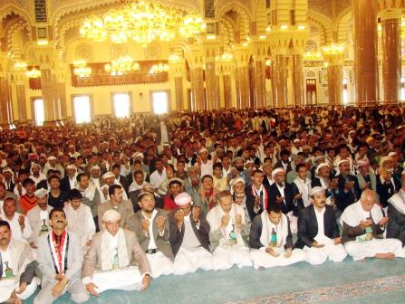 المصلون يستمعون لخطبتي «جمعة الشكر والامتنان لخادم الحرمين» في جامع الصالح أمس