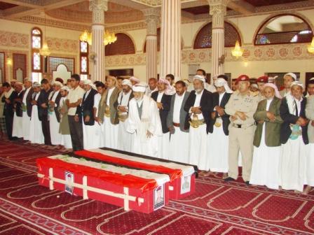 أثناء الصلاة على الشهيدين