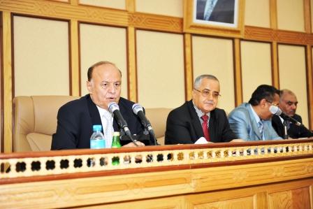 نائب الرئيس خلال ترؤسه الاجتماع الموسع أمس