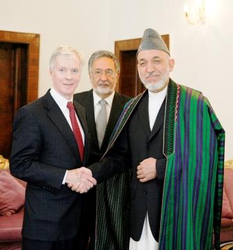 السفير الأمريكي الجديد في أفغانستان رايان كروكر والرئيس الافغاني  حامد كرازاي