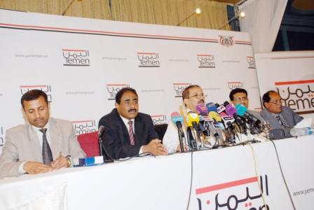 وزيرا الصناعة والتجارة والكهرباء خلال المؤتمر الصحفي أمس