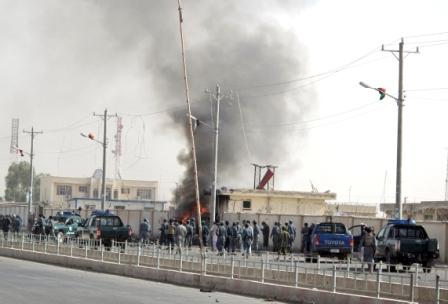 رجال إطفاء أفغان في موقع الهجوم الانتحاري في لشكركه شاه عاصمة إقليم هلمند يوم أمس  الأحد.