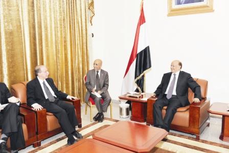 نائب الرئيس أثناء استقباله السفير الأمريكي أمس