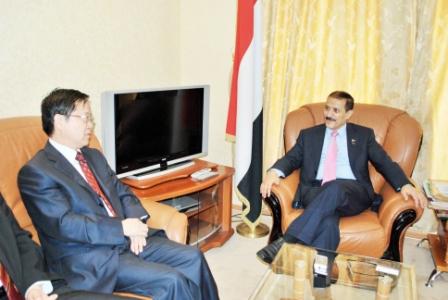 وزير الصناعة والتجارة لدى استقباله السفير الصيني أمس