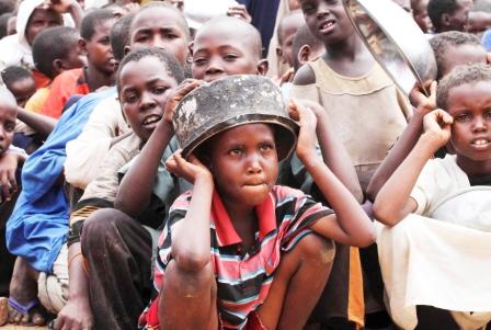 لاجئون صوماليون ينتظرون المعونات الإغاثية