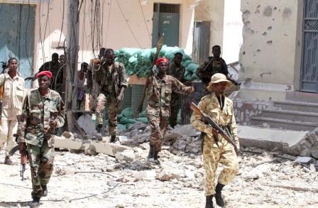 قوات الحكومة الصومالية تنتشر في سوق البركة الرئيسي في العاصمة مقديشو يوم أمس  السبت بعد انسحاب قوات المتمردين من العاصمة