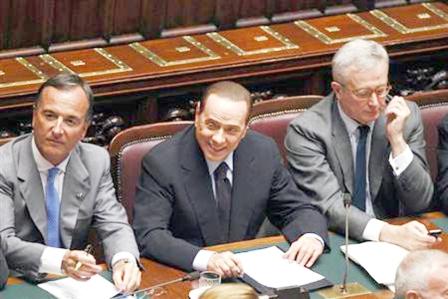 رئيس الوزراء الإيطالي سيلفيو برلسكوني يتوسط وزير خارجيته ( إلى اليسار) ووزير ماليته في مبنى البرلمان