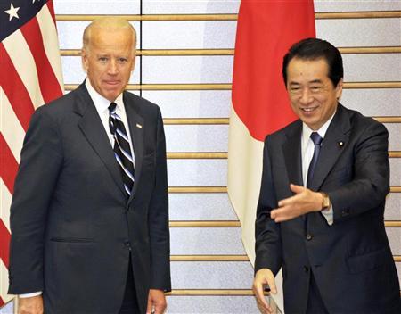 جو بايدن نائب الرئيس الامريكي (يسارا) مع رئيس الوزراء الياباني ناوتو كان في طوكيو يوم أمس الثلاثاء