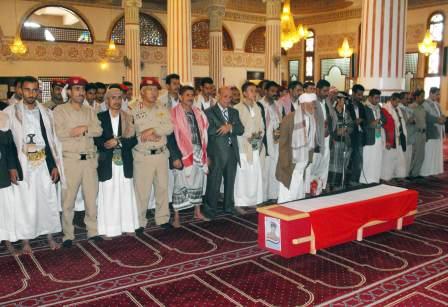 أثناء الصلاة على شهيد الواجب المساعد حسين كامل