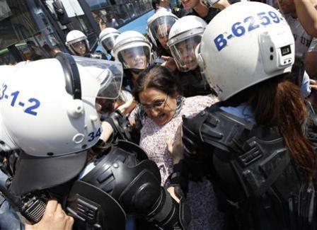شرطيات تركيات يلقين القبض على متظاهرة مؤيدة لحقوق الأكراد أثناء احتجاج في اسطنبول