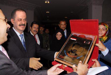 درع التكريم والوفاء من موظفي رئاسة الوزراء