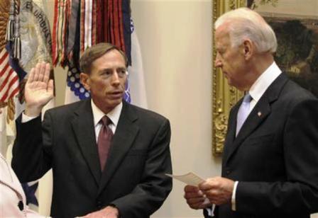 ديفيد بتريوس يؤدي اليمين أمام نائب الرئيس الأمريكي جو بايدن في واشنطن