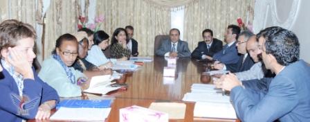 الكحلاني لدى لقائه ممثلة برنامج الأمم المتحدة الإنمائي براتيبا مهتا وممثلي المنظمات الدولية أمس