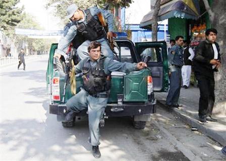 رجال شرطة افغان يصلون لموقع هجوم نفذته حركة طالبان في منطقة حي السفارات بالعاصمة الافغانية كابول يوم  أمس الثلاثاء.