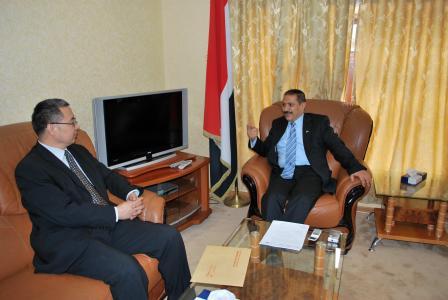 م. شرف لدى لقائه المستشار الاقتصادي والتجاري بالسفارة الصينية بصنعاء أمس
