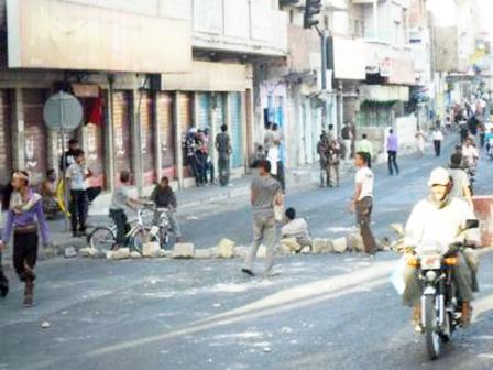 بلاطجة من (مليشيات الإخوان) يقطعون الطرقات