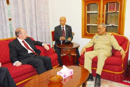 رئيس هيئة الأركان لدى لقائه السفير الأمريكي بصنعاء أمس