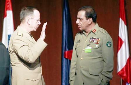 الأميرال مايك مولن رئيس هيئة الأركان الامريكية المشتركة (يسارا) في لقاء مع اشفق كياني قائد الجيش الباكستاني في اشبيلية