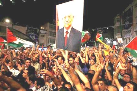 فلسطينيون يرفعون صورة كبيرة للرئيس محمود عباس في رام الله بعد خطابه امام الجمعية العامة للامم المتحدة في نيويورك يوم  أمس الأول الجمعة .