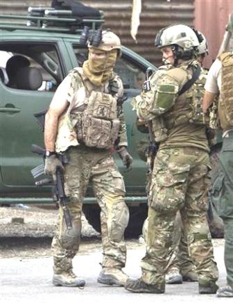 جنود من حلف الاطلسي عقب التصدي لهجوم قرب السفارة الامريكية في كابول